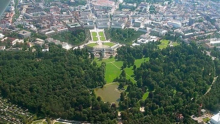 位于莱茵河, 在女子, kutuC