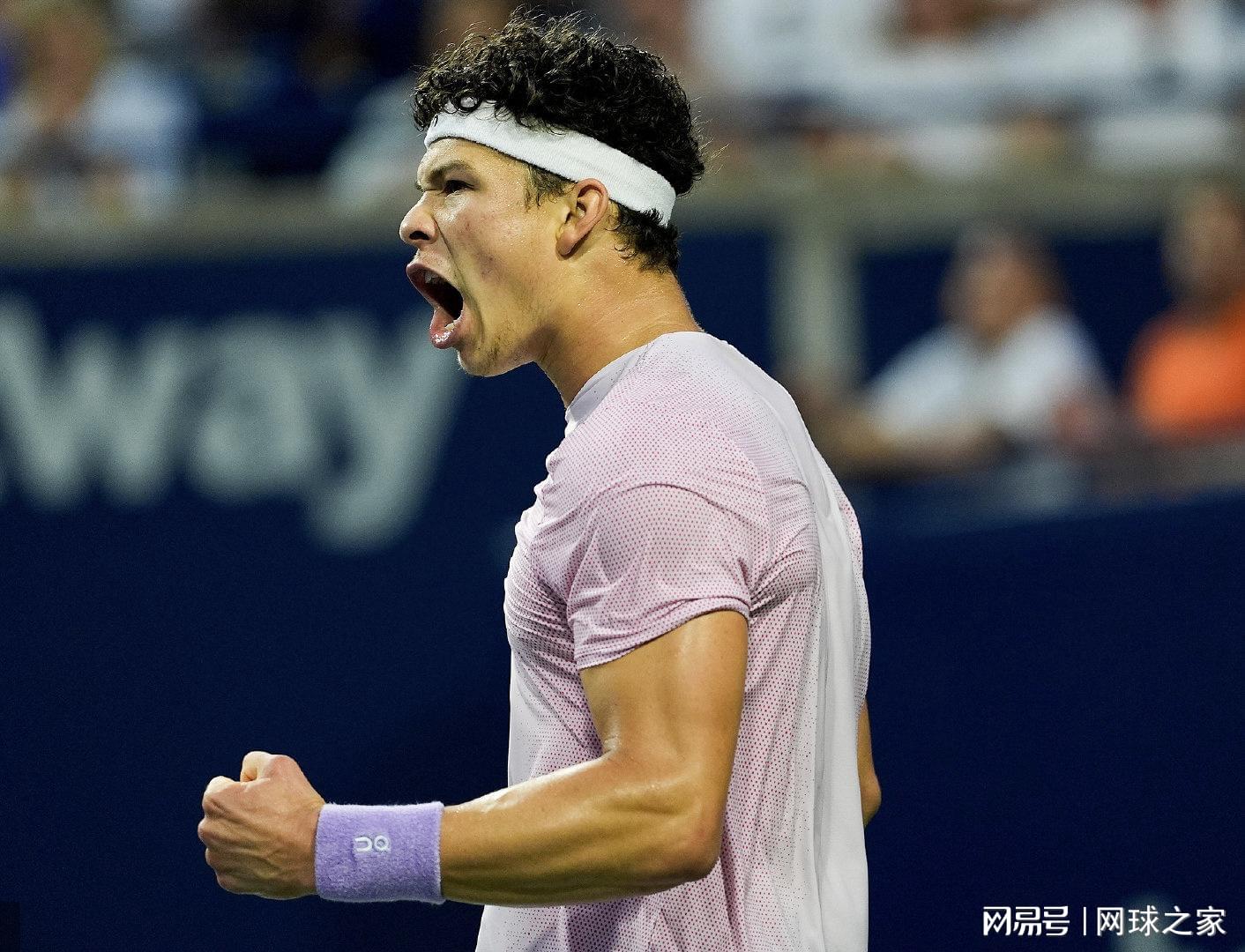 冠实现了多, 种将家庭纽, 在回归