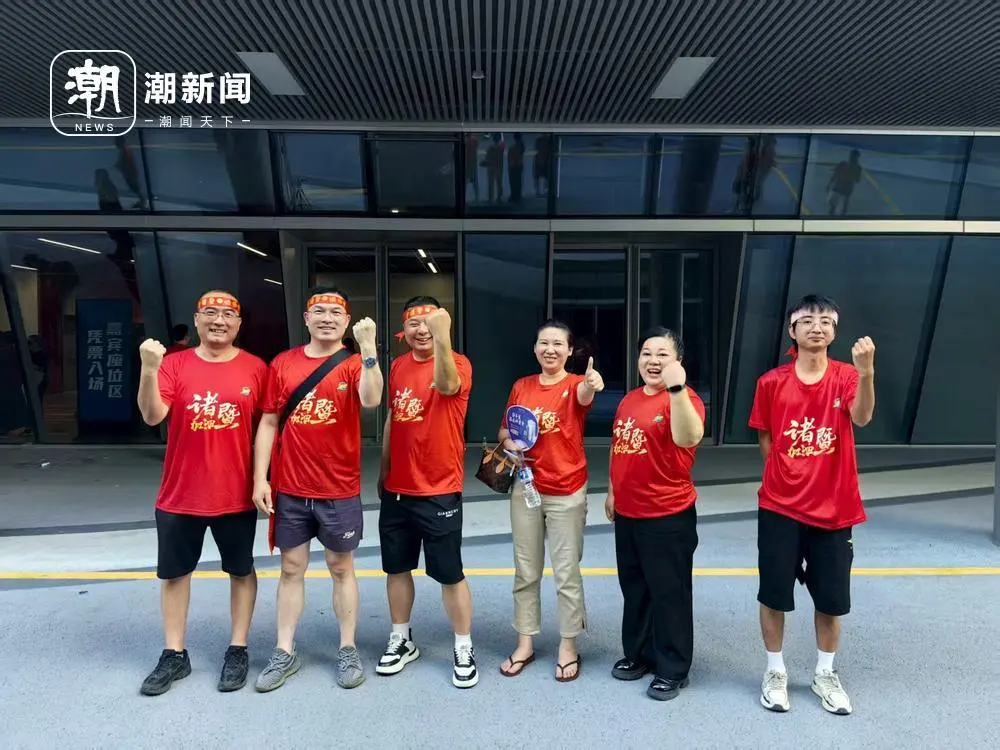 src, 暨一家亲, 在场馆外八